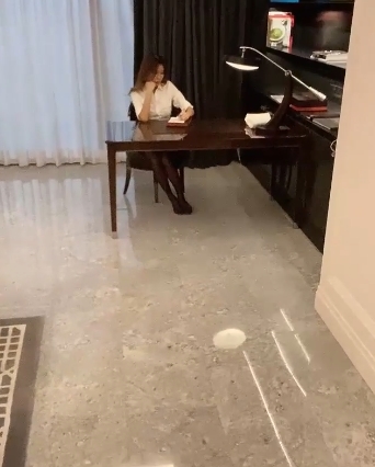 尽情欣赏这位电竞女神主持人GatitaYan的精彩表现,感受她的游戏技巧和迷人外貌!赶快收藏这个亚洲与西方风格融合的作品合集,一次满足你的视听享受!