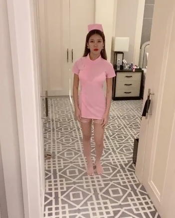 尽情欣赏这位电竞女神主持人GatitaYan的精彩表现,感受她的游戏技巧和迷人外貌!赶快收藏这个亚洲与西方风格融合的作品合集,一次满足你的视听享受!