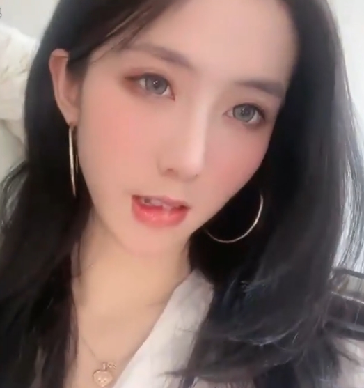 花椒鱼鱼不甜大长腿视频99部4.54G浴室纯欲