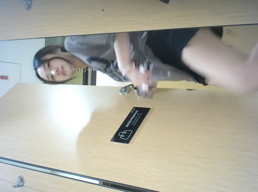 私房靓妹厕所实录纹身妹紧身牛仔裤合集437MB真顶