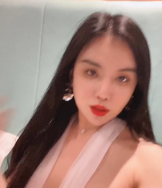 潘霜霜私拍露脸变装合集88部3.6G优质美腿