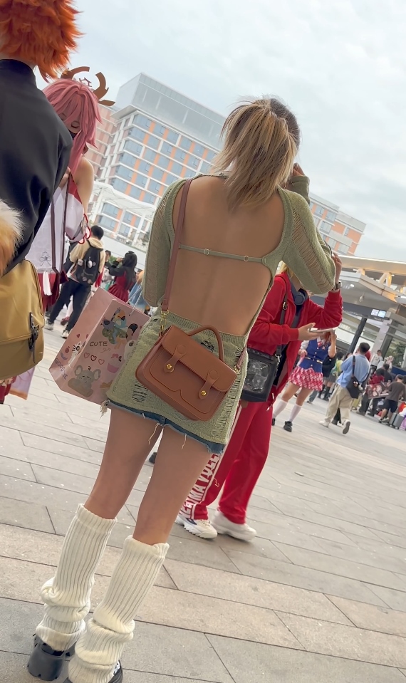 街拍KFC学生妹露背装1部799.7MB绝了