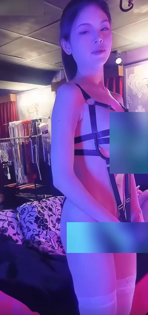 山峰Mia多人乱来视频合集1部2.74G推特超狂性感