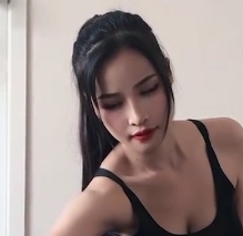 泰国籍单身瑜伽女老师，私教课程与学生有尺度互动
