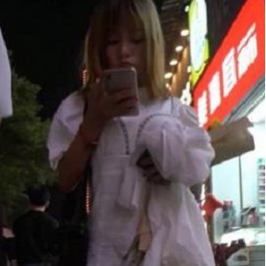 旗袍美少女刚于男友交流完，空档逛街观看小嘴的变化