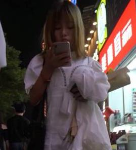 旗袍美少女刚于男友交流完，空档逛街观看小嘴的变化